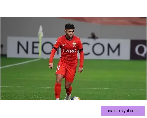 亚历斯祖现身蓉城看台 效力海港